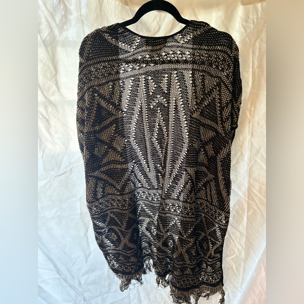 Woman’s Fashion Avenue one size black and white cardigan